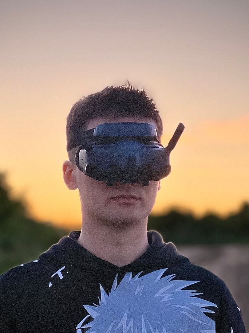 Piotr, pilot dronów i filmowiec SkyCut Video z Wrocławia