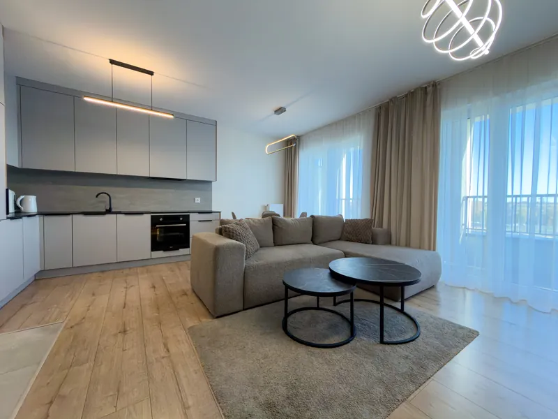 Jasny salon z aneksem kuchennym i narożnikiem, apartament we Wrocławiu
