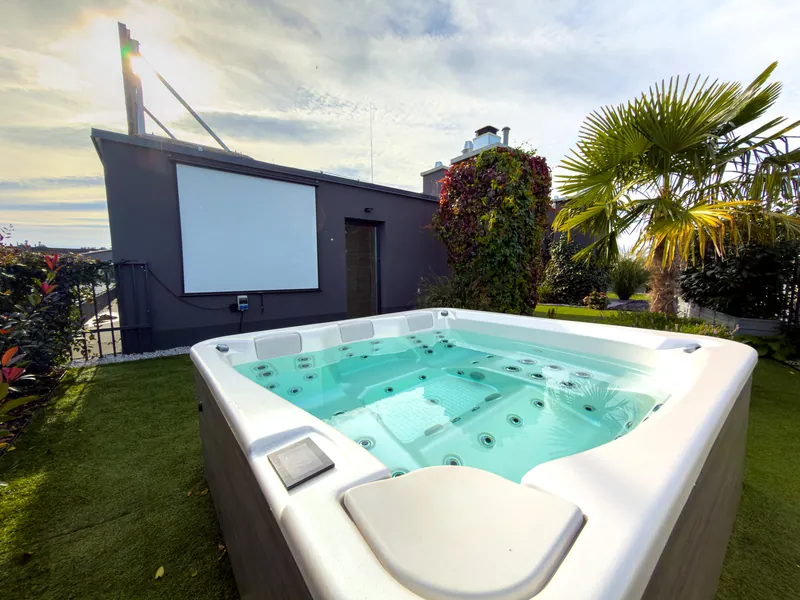 Taras na dachu z jacuzzi i ekranem