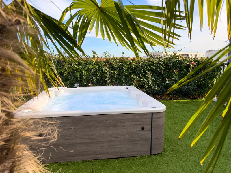 Jacuzzi na tarasie wśród palm