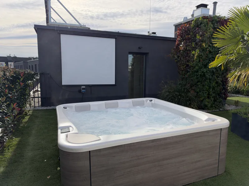 Taras z jacuzzi przed obróbką, zdjęcie prosto z telefonu